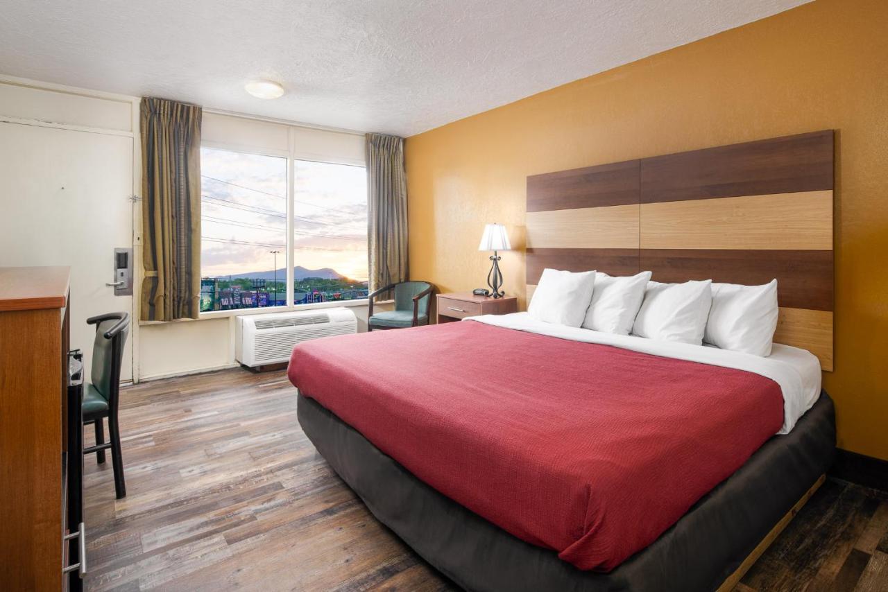 Americana Inn A Travelodge By Wyndham Pigeon Forge Bagian luar foto
