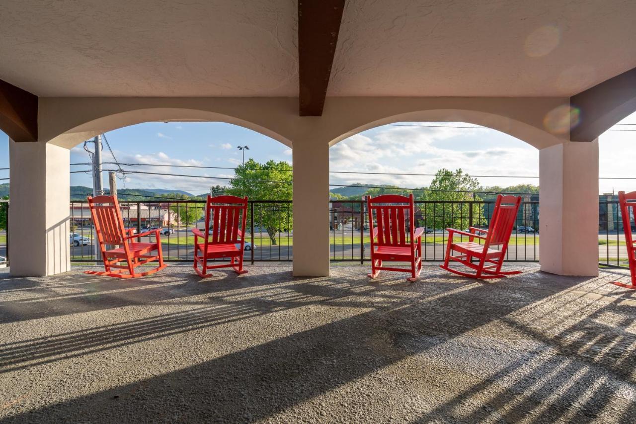 Americana Inn A Travelodge By Wyndham Pigeon Forge Bagian luar foto