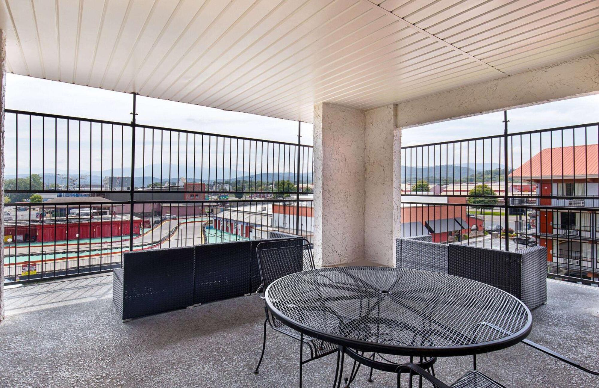 Americana Inn A Travelodge By Wyndham Pigeon Forge Bagian luar foto