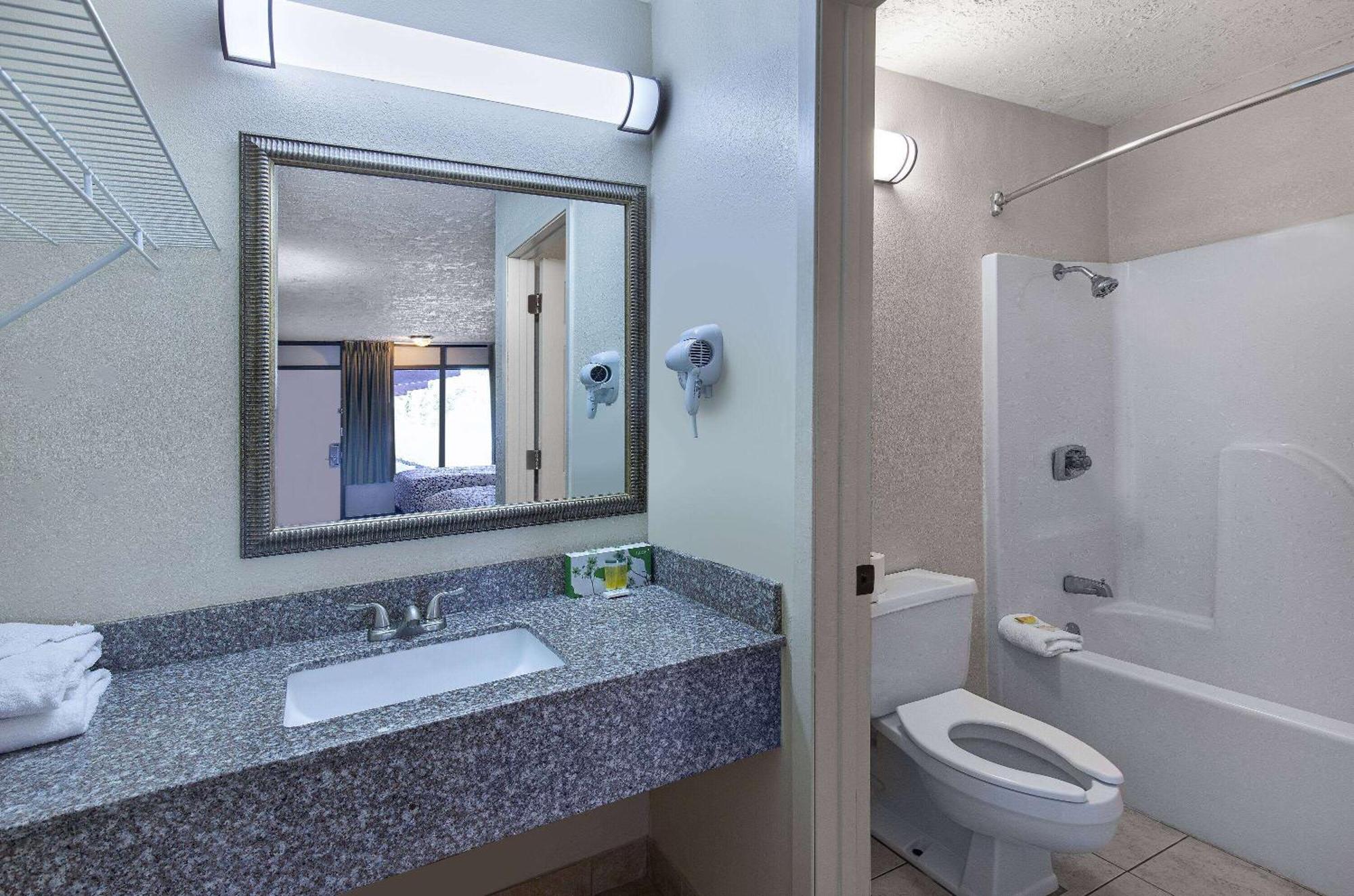 Americana Inn A Travelodge By Wyndham Pigeon Forge Bagian luar foto